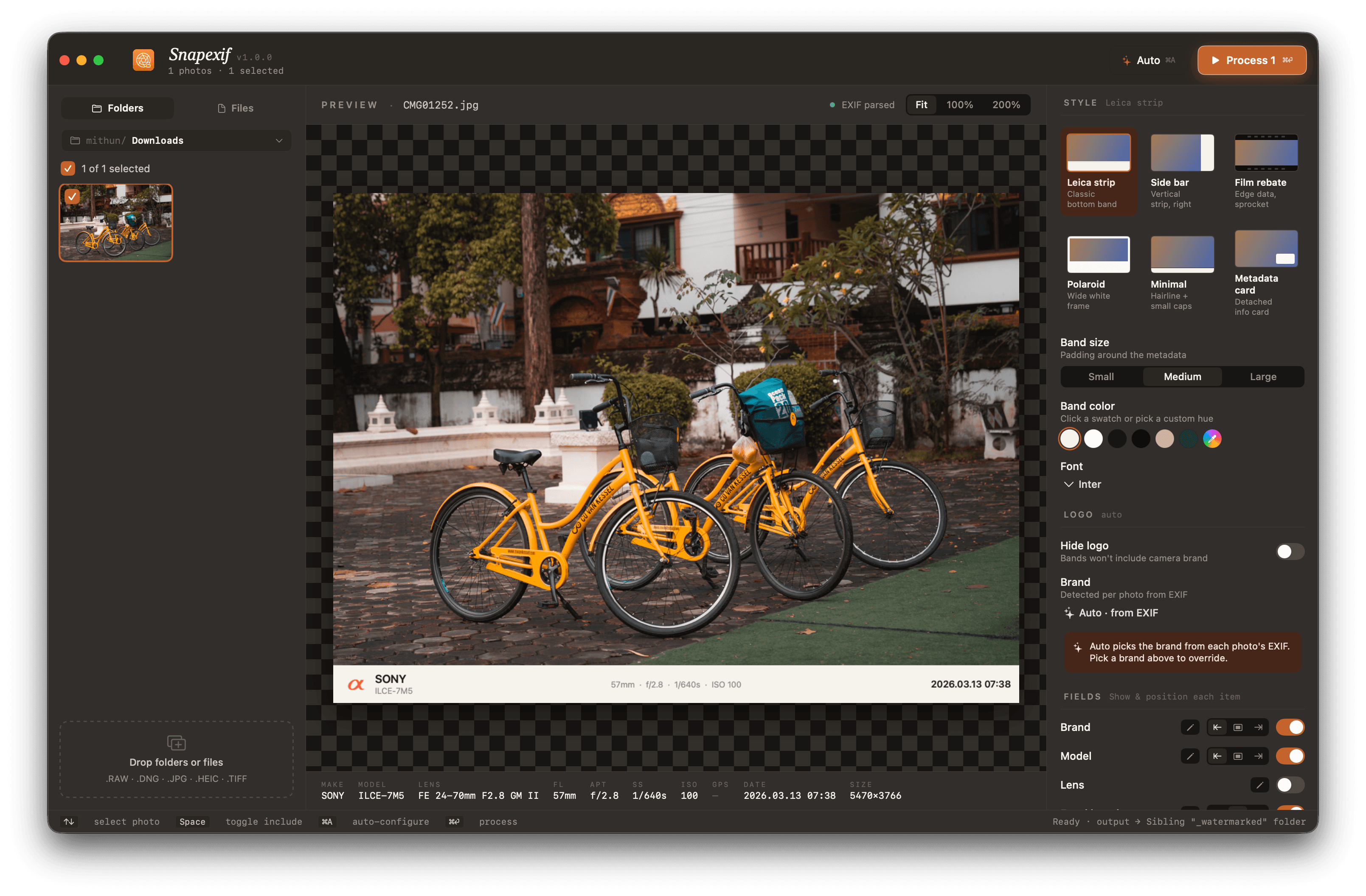 SnapExif app — dark mode